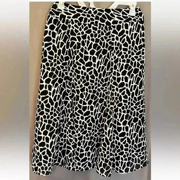 Liz Claiborne Ladies Size 2 Petite Black White Leopard A Line Skirt EUC - Picture 6 of 8